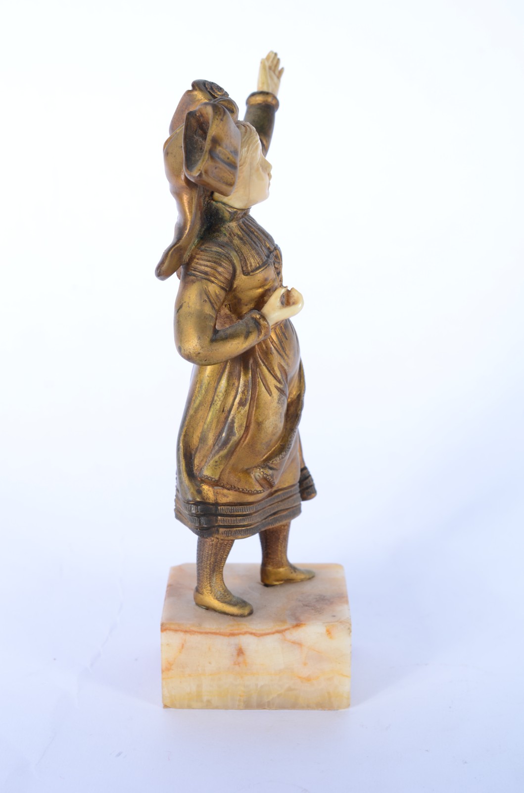 Escultura de bronze e marfim representando camponesa, assinada. - foto 4 de 8