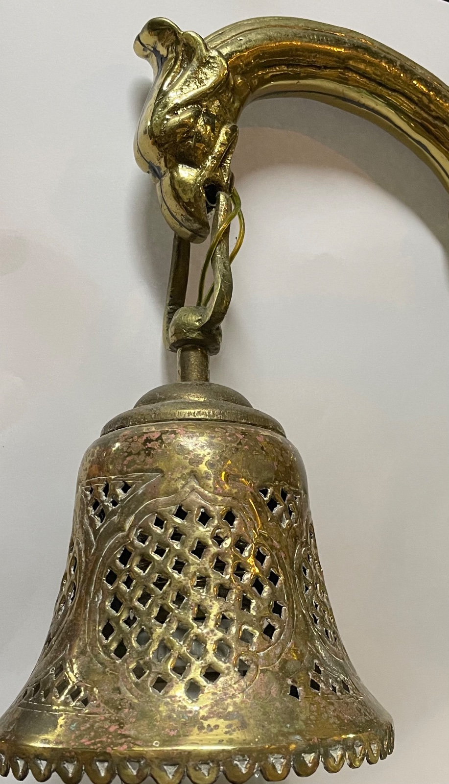 Lustre oriental de metal dourado com vazados, feitio sextavado... - foto 8 de 8