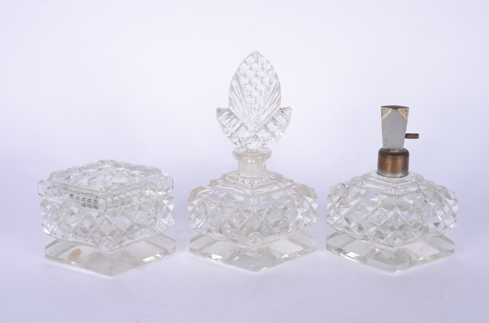 Três peças de cristal para toillete, sendo: poseira e dois... - foto 1 de 6