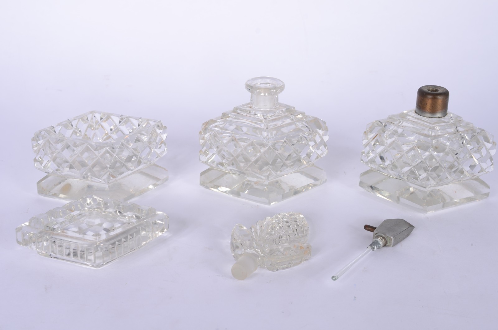 Três peças de cristal para toillete, sendo: poseira e dois... - foto 2 de 6