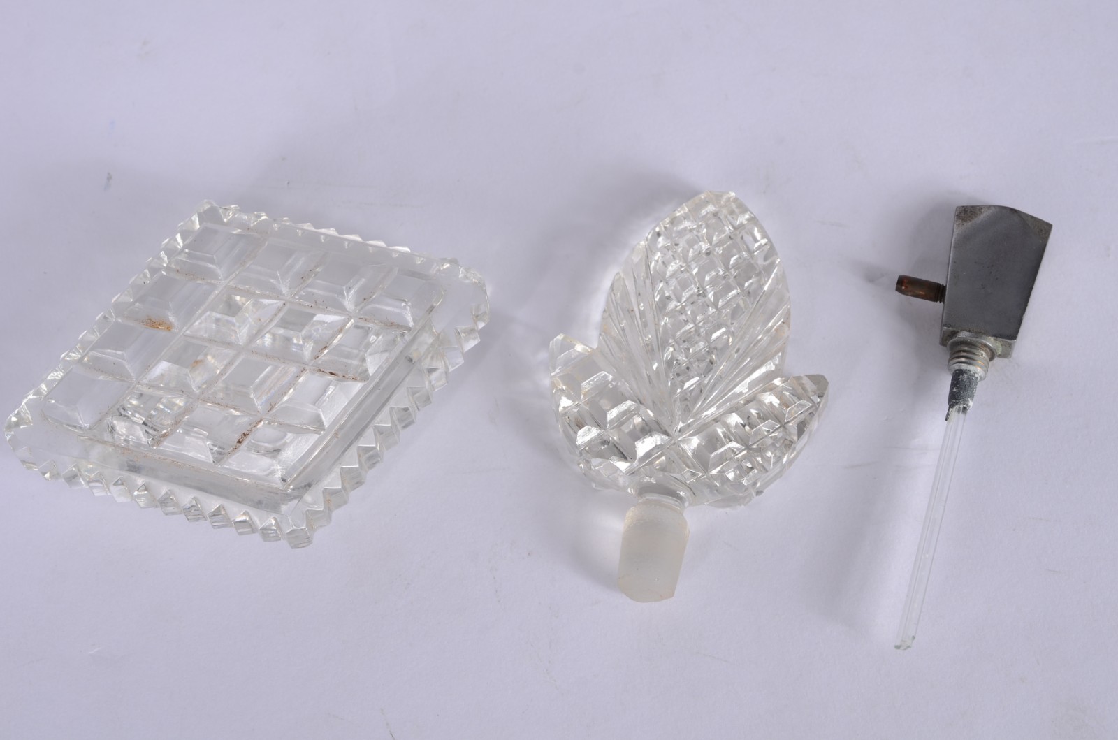 Três peças de cristal para toillete, sendo: poseira e dois... - foto 3 de 6