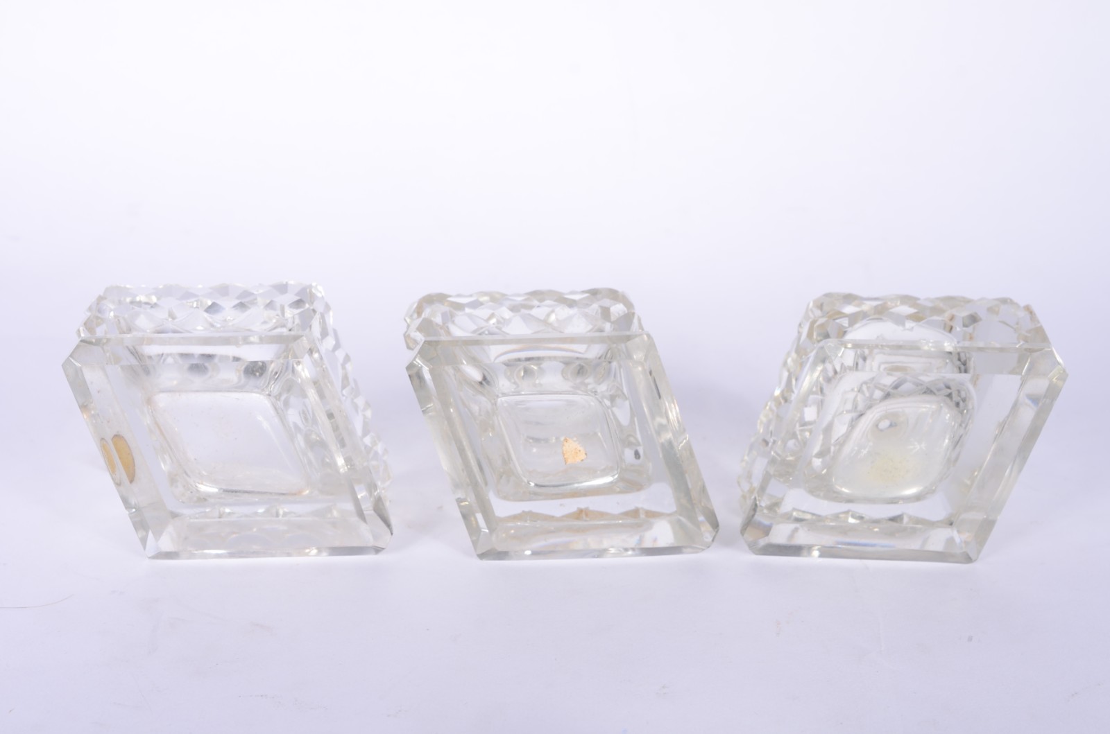Três peças de cristal para toillete, sendo: poseira e dois... - foto 5 de 6