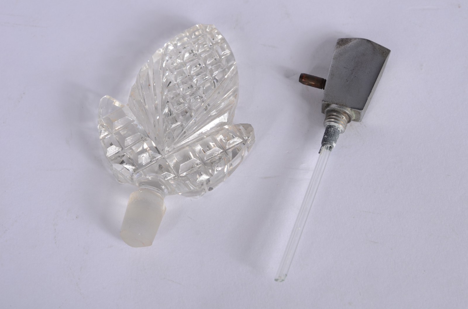 Três peças de cristal para toillete, sendo: poseira e dois... - foto 6 de 6