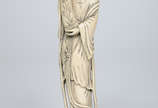 Escultura de marfim japonês, séc. XIX, represen... - Escultura de marfim japonês, séc. XIX, representando dama portando pergaminho, decorado com trajes típicos sobre peanha original de madeira nobr...