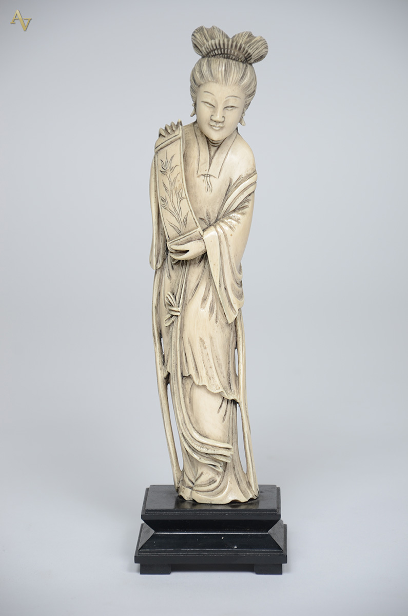 Escultura de marfim japonês, séc. XIX, representando dama portando... - foto 1 de 2