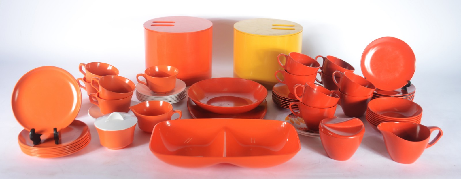 Dois serviços de chá de material sintético, sendo um composto de: 7... - foto 1 de 10