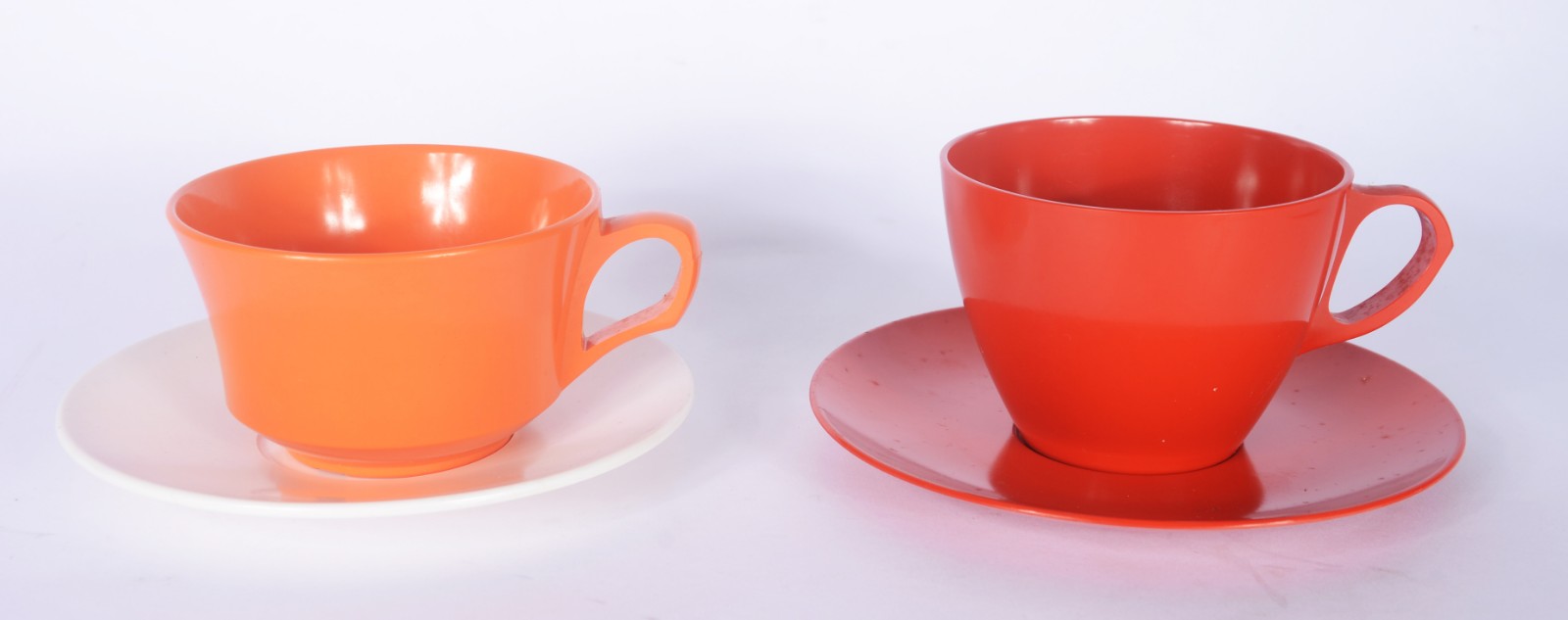 Dois serviços de chá de material sintético, sendo um composto de: 7... - foto 7 de 10