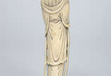 Escultura de marfim japonês, séc. XIX, represen... - Escultura de marfim japonês, séc. XIX, representando dama portando pergaminho, decorado com trajes típicos sobre peanha original de madeira nobr...