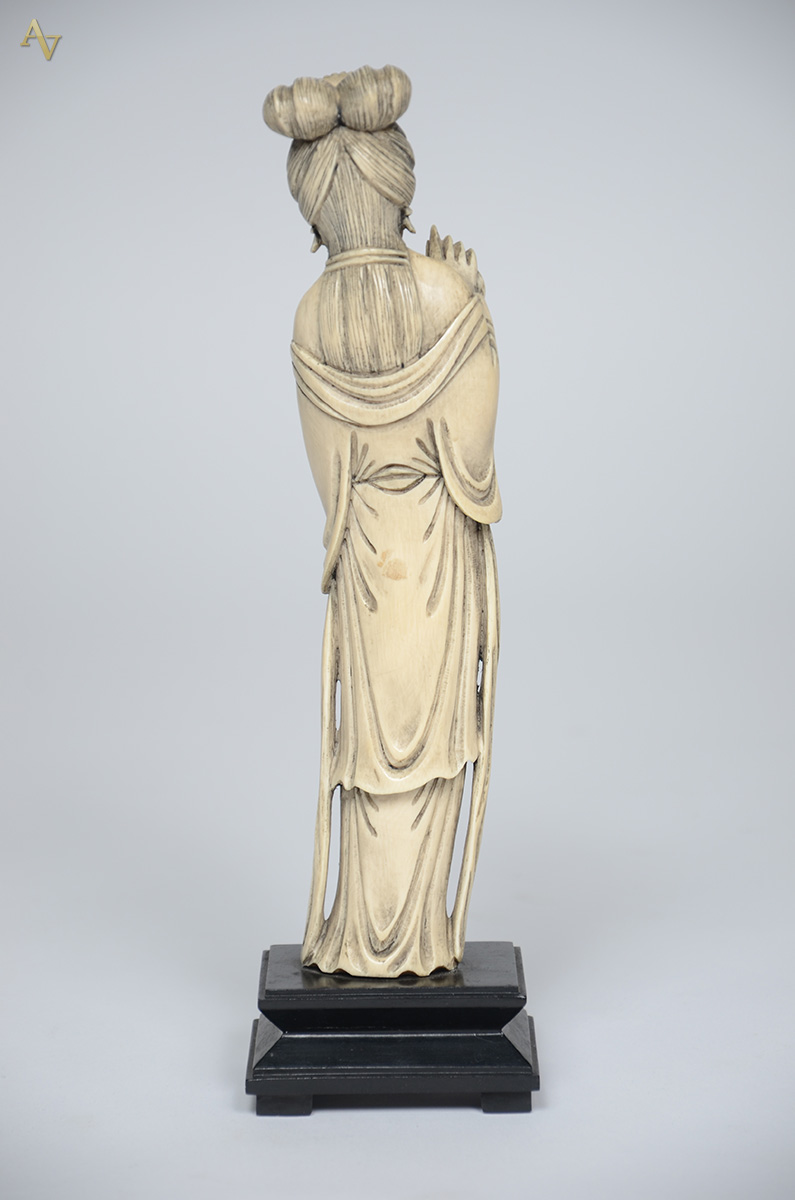 Escultura de marfim japonês, séc. XIX, representando dama portando... - foto 2 de 2