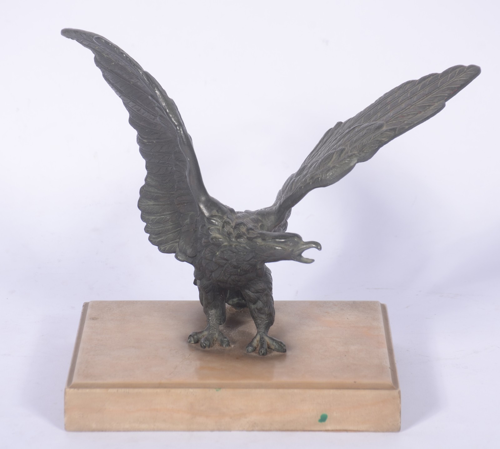 Estatueta de metal representando águia, base de mármore (pequenos... - foto 1 de 6
