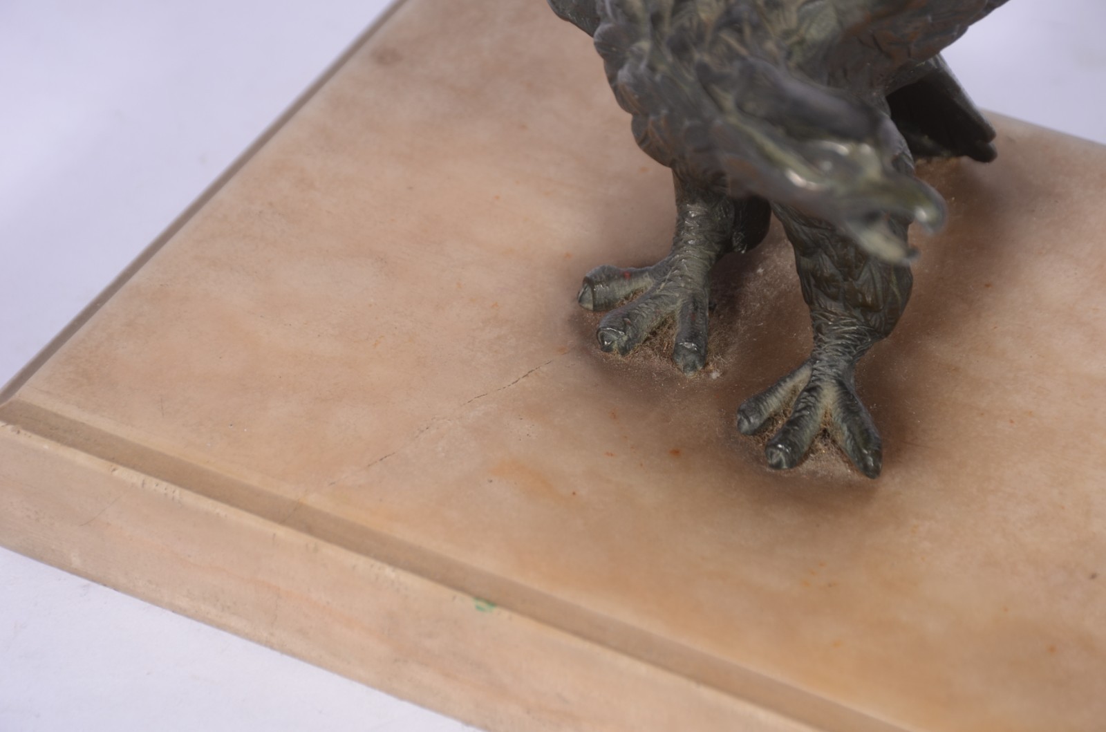 Estatueta de metal representando águia, base de mármore (pequenos... - foto 4 de 6