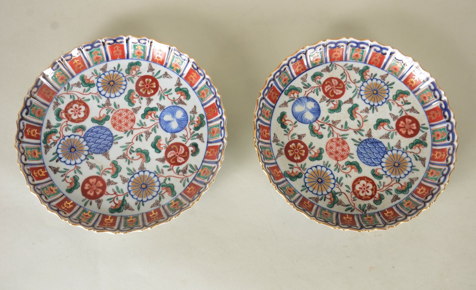 Dois pratos de porcelana oriental Imari. Um com fio de cabelo no... - foto 1 de 5