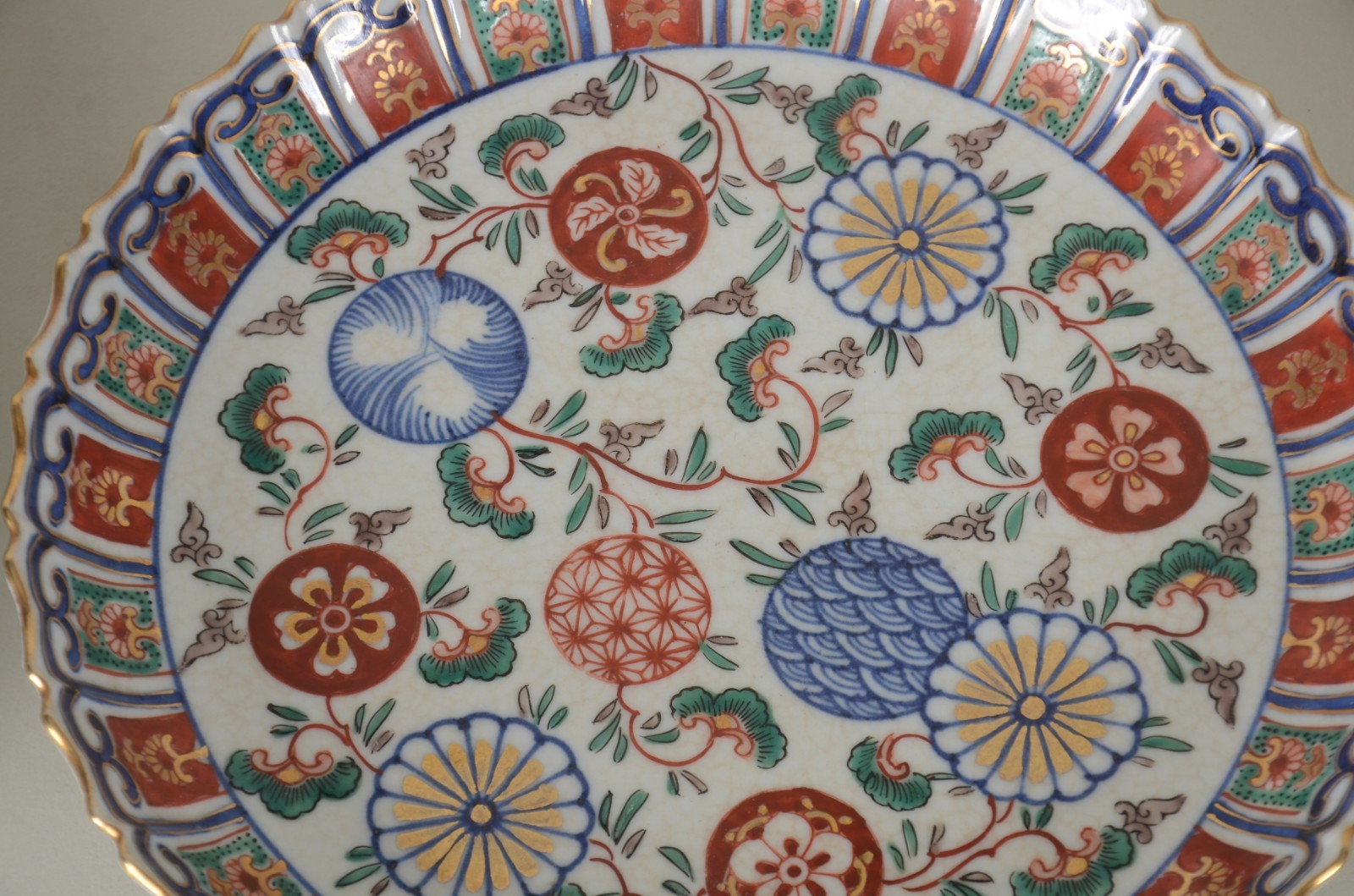 Dois pratos de porcelana oriental Imari. Um com fio de cabelo no... - foto 2 de 5