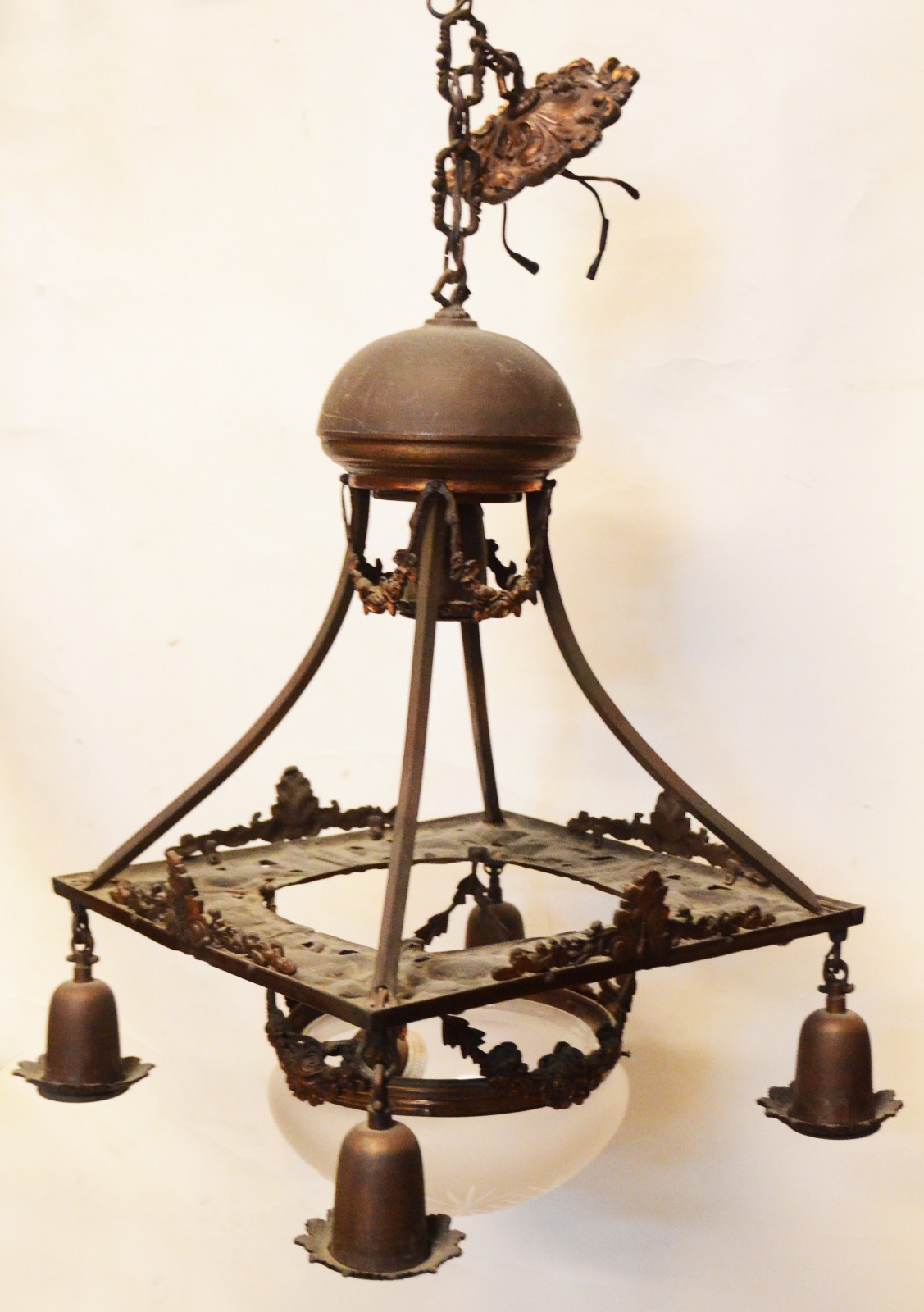 Lustre de metal dourado com bacia central de vidro fosco e quatro... - foto 1 de 4