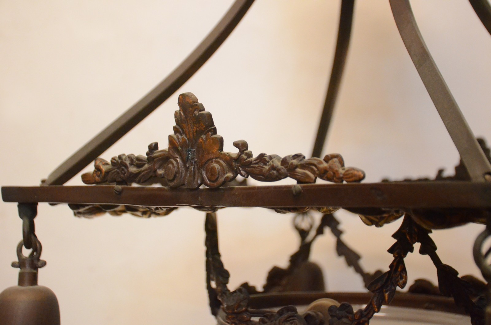 Lustre de metal dourado com bacia central de vidro fosco e quatro... - foto 4 de 4