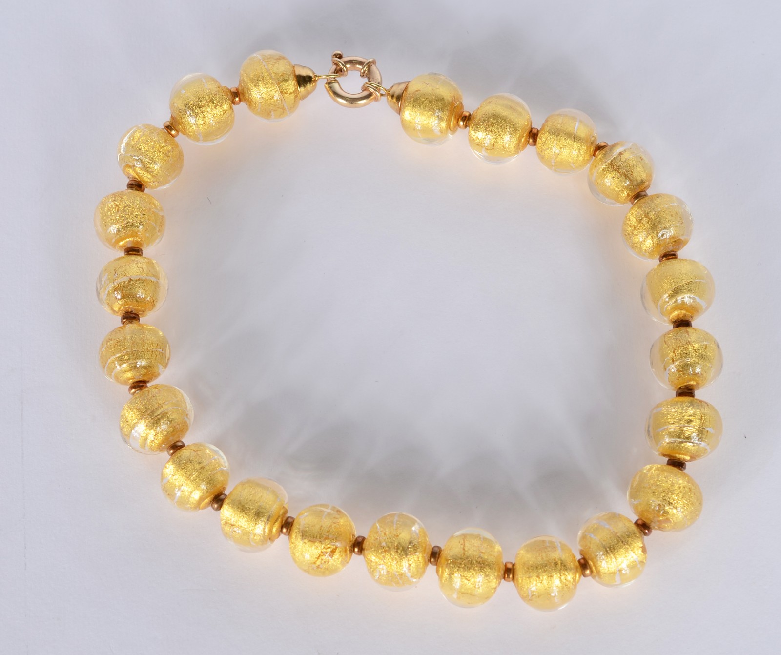 Colar com "bolas" de murano, fecho "boia" de ouro contrastado. (Por... - foto 1 de 6