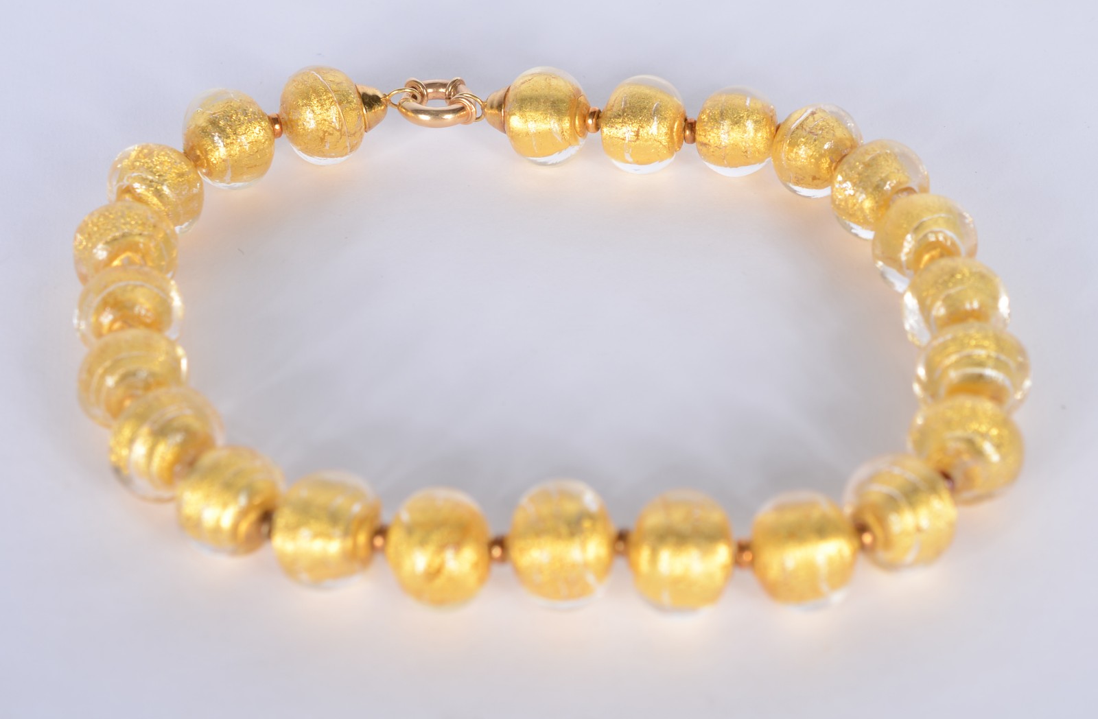 Colar com "bolas" de murano, fecho "boia" de ouro contrastado. (Por... - foto 2 de 6