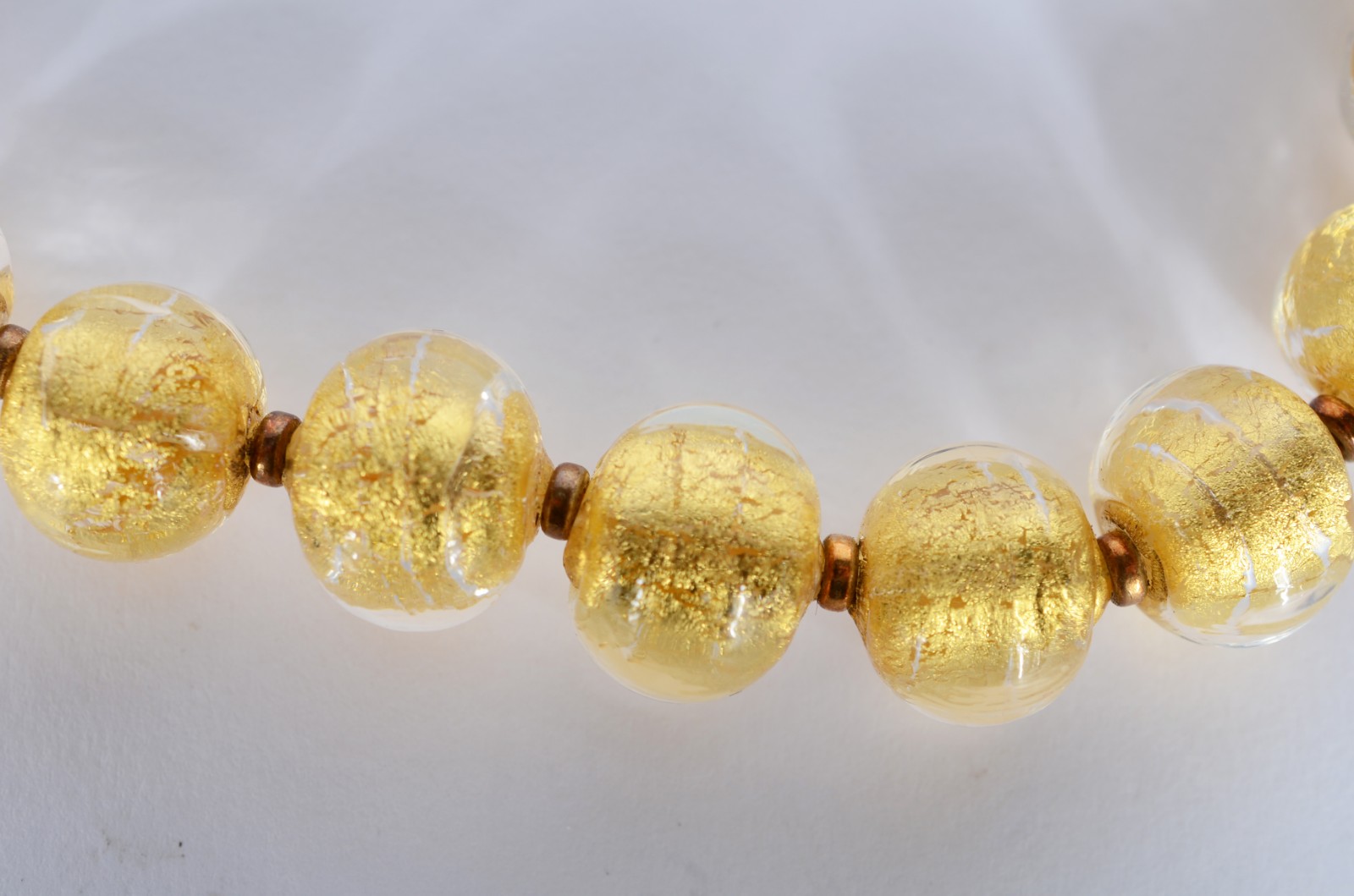 Colar com "bolas" de murano, fecho "boia" de ouro contrastado. (Por... - foto 3 de 6