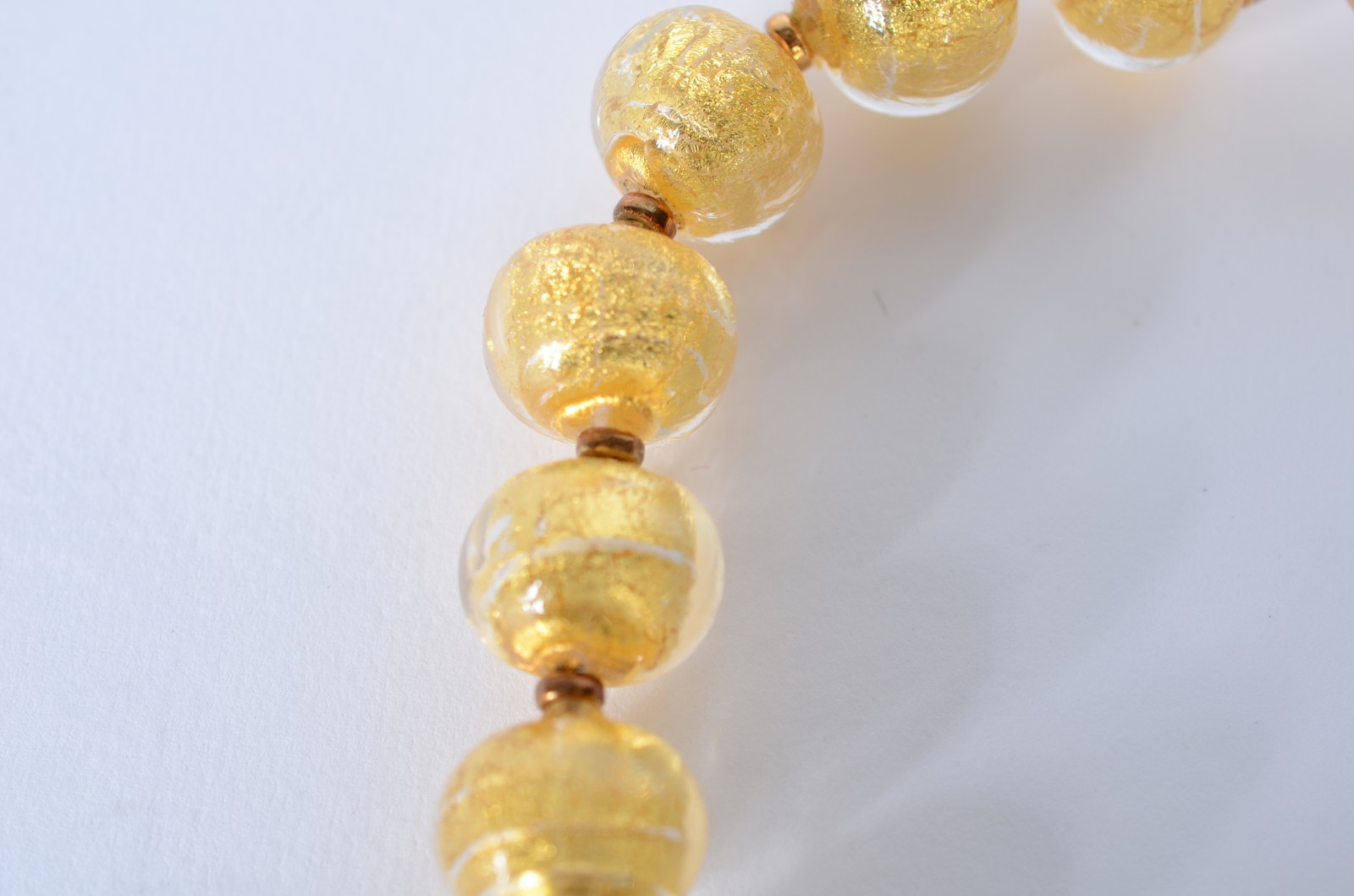 Colar com "bolas" de murano, fecho "boia" de ouro contrastado. (Por... - foto 4 de 6