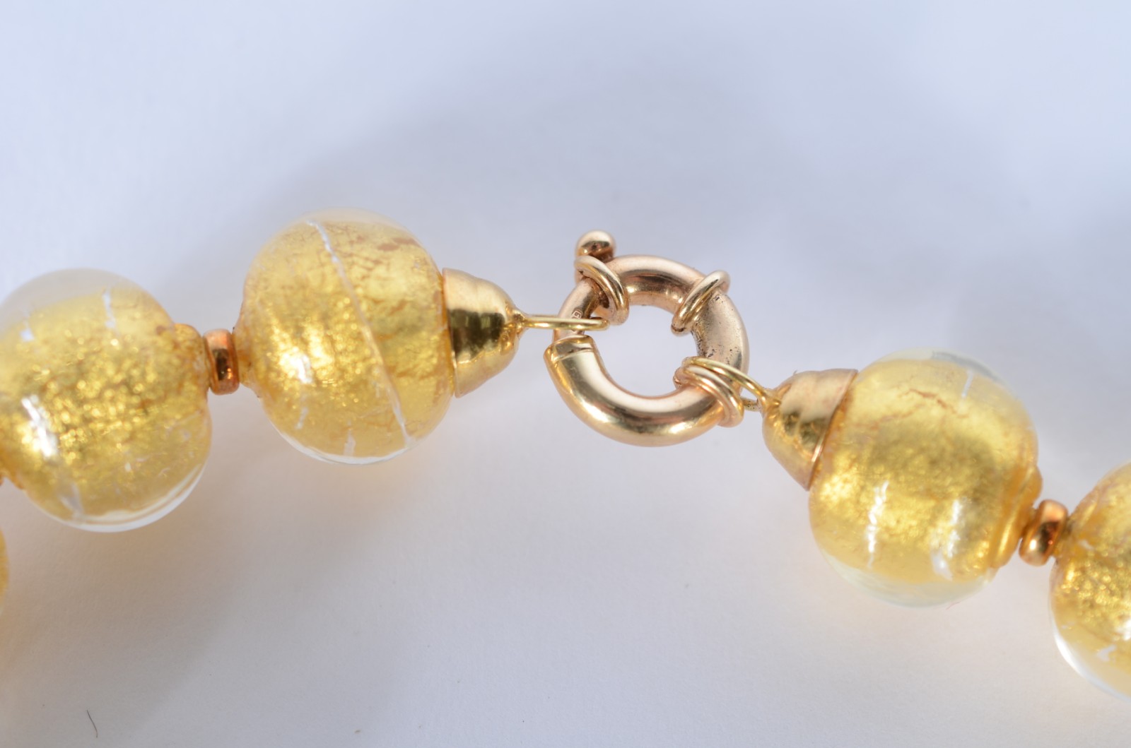 Colar com "bolas" de murano, fecho "boia" de ouro contrastado. (Por... - foto 5 de 6