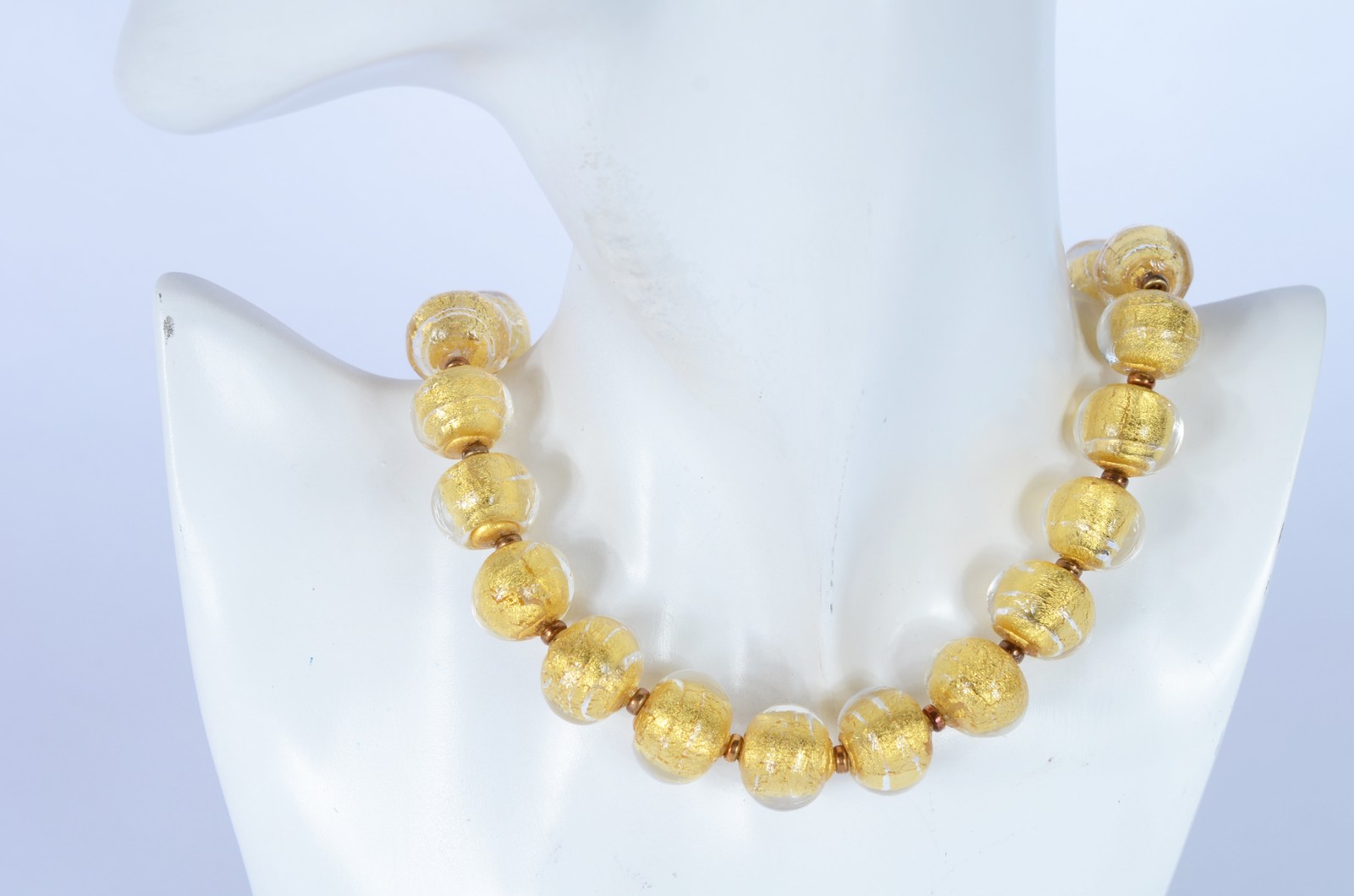 Colar com "bolas" de murano, fecho "boia" de ouro contrastado. (Por... - foto 6 de 6