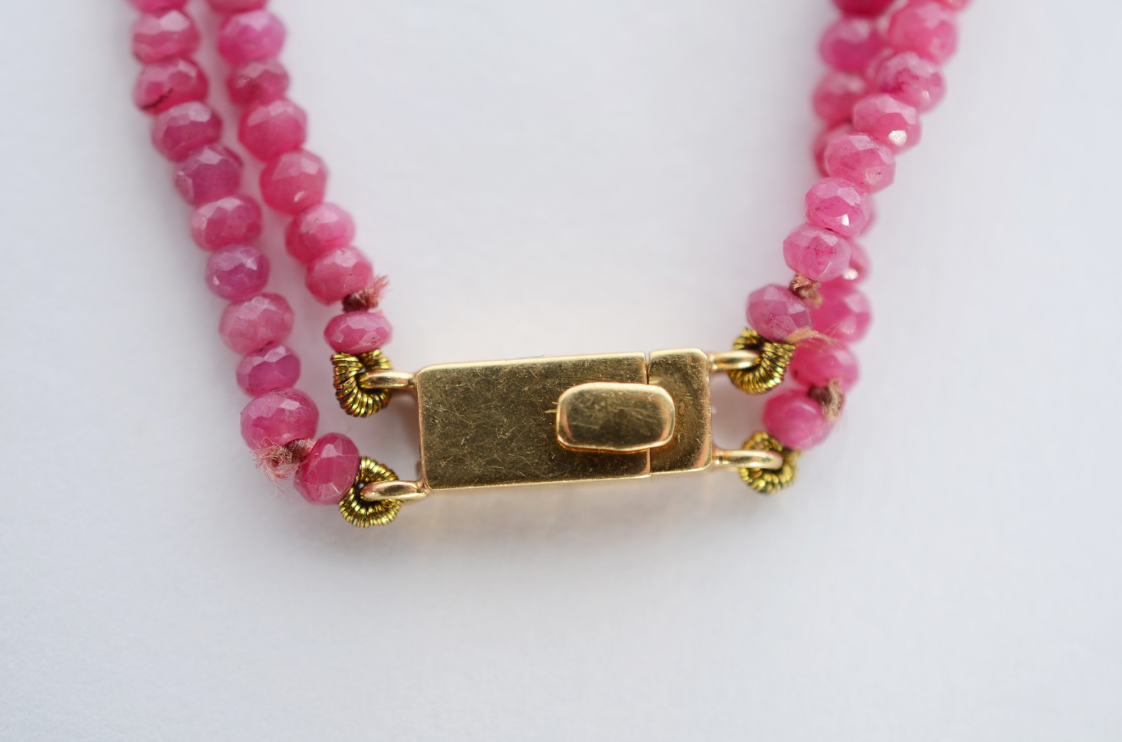 Colar de rubis indianos, fecho de ouro 18 k. (Por motivos de... - foto 4 de 5