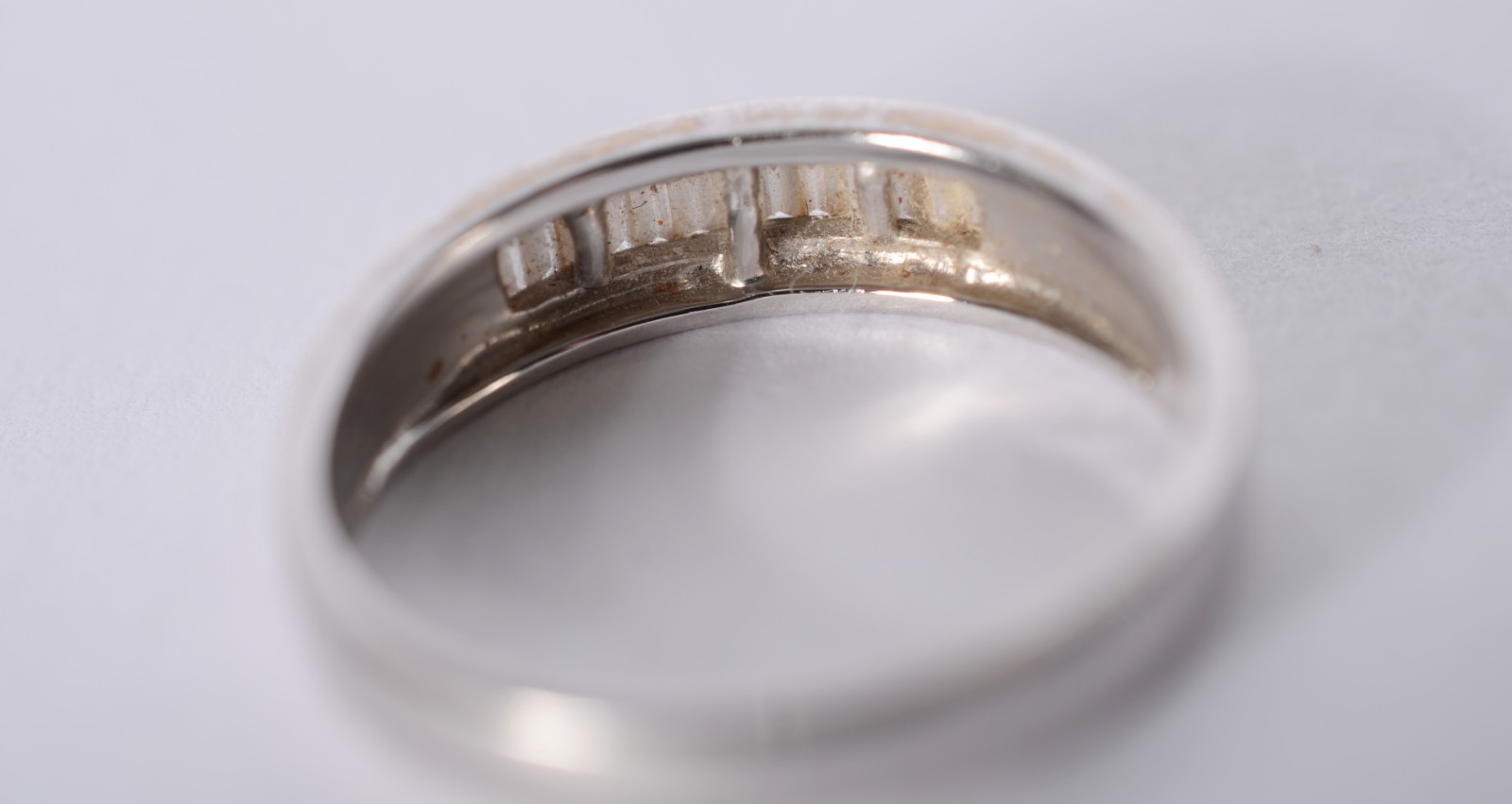 Anel de ouro branco com brilhantes, lapidação "baguete", aro 16. (Por... - foto 5 de 7