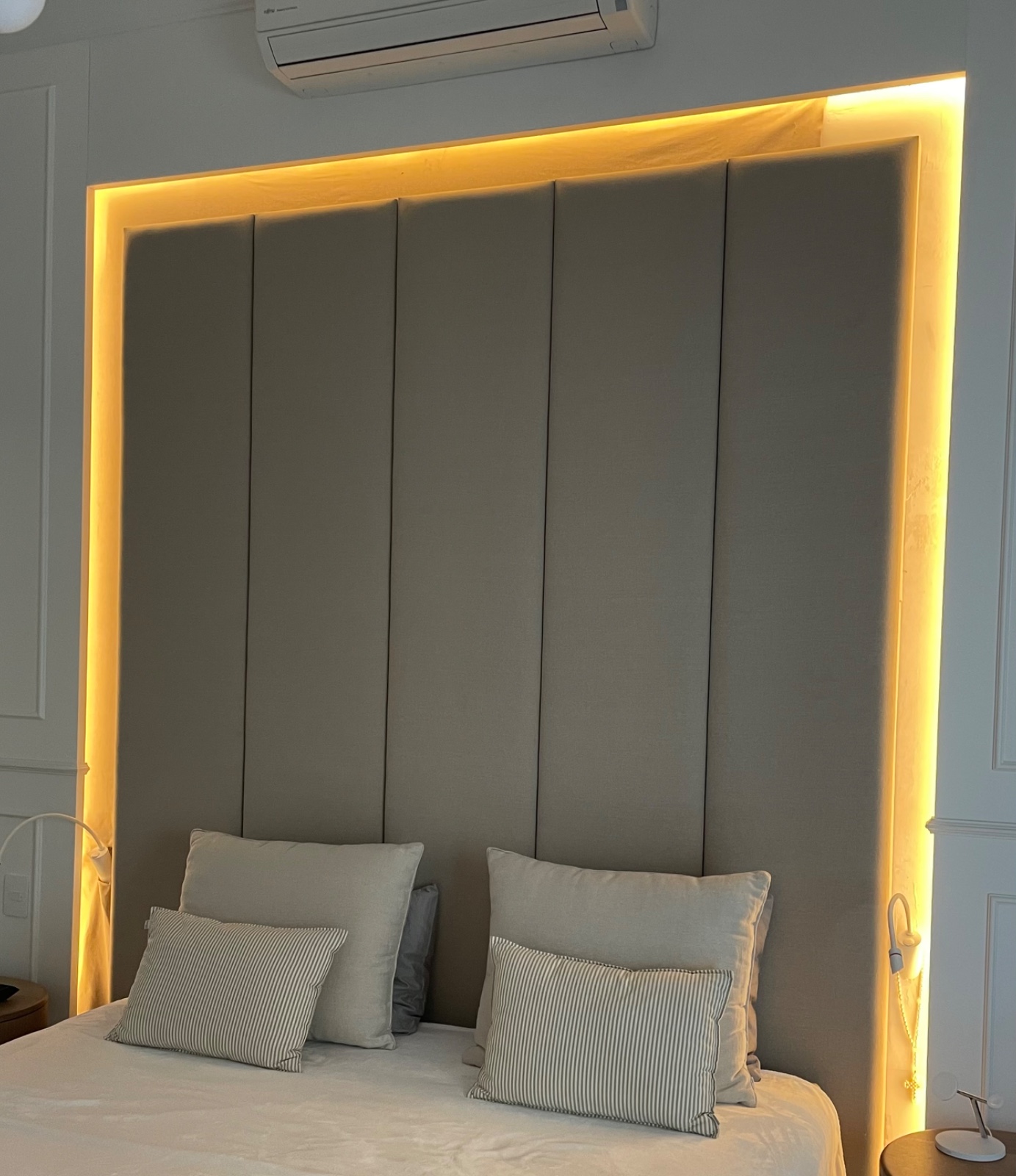 Painel para cabeceira de cama estofado e forrado com tecido na cor... - foto 2 de 6