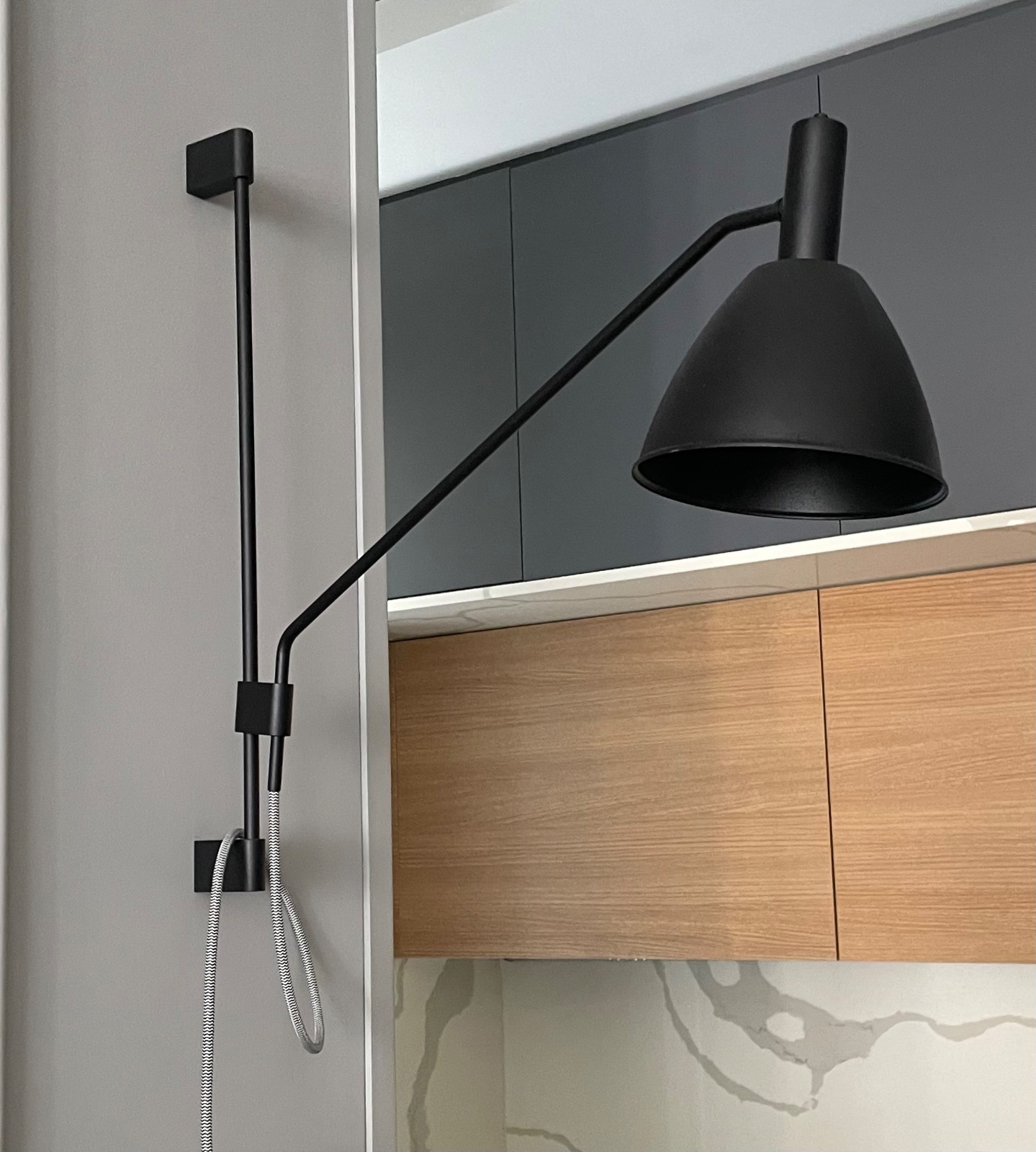 Luminária "mini Bauhaus" de parede, na cor preta fosca. Comprada na... - foto 2 de 6