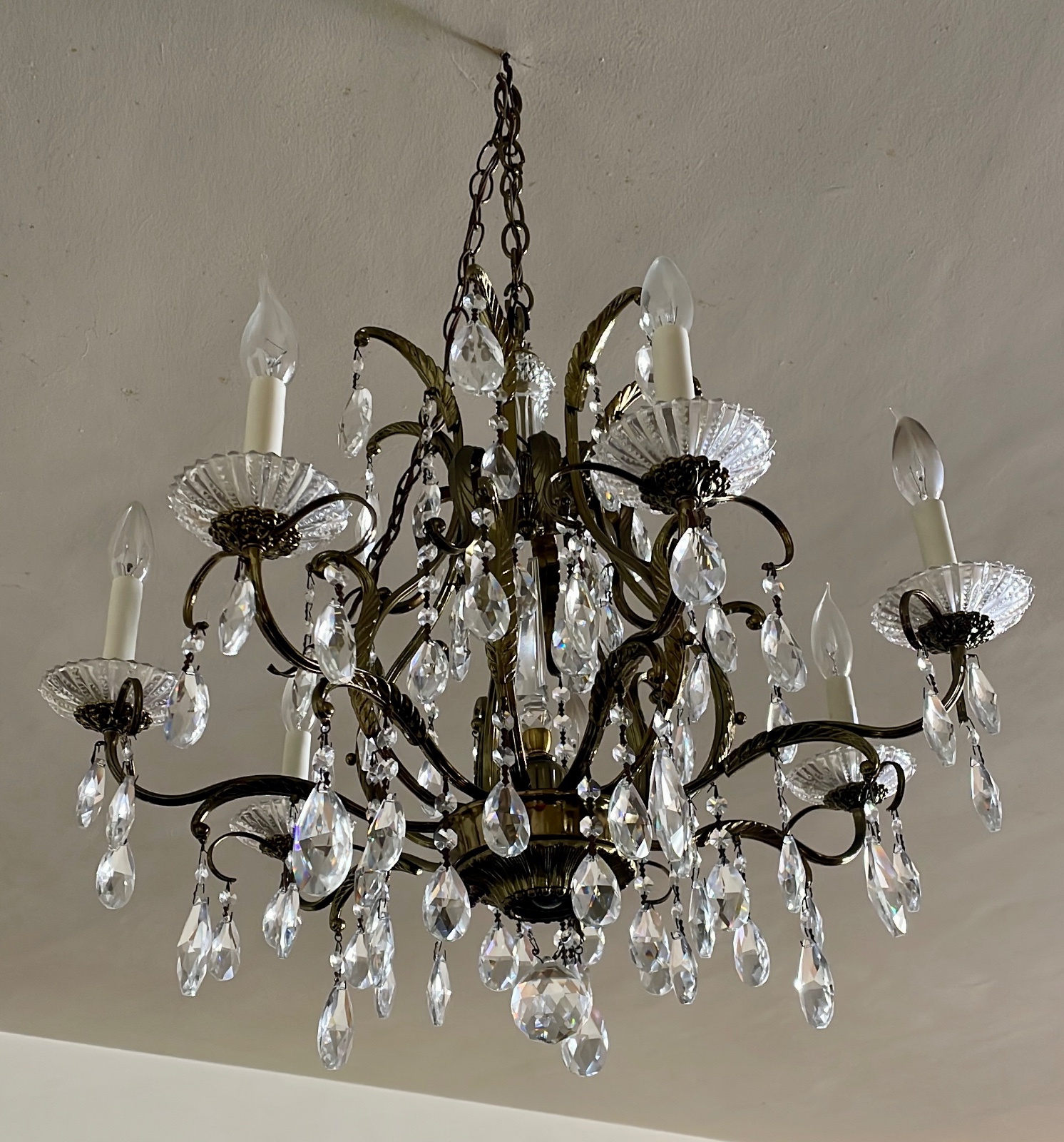 Lustre para 8 luzes de metal dourado e pingentes de cristal lapidado... - foto 3 de 8