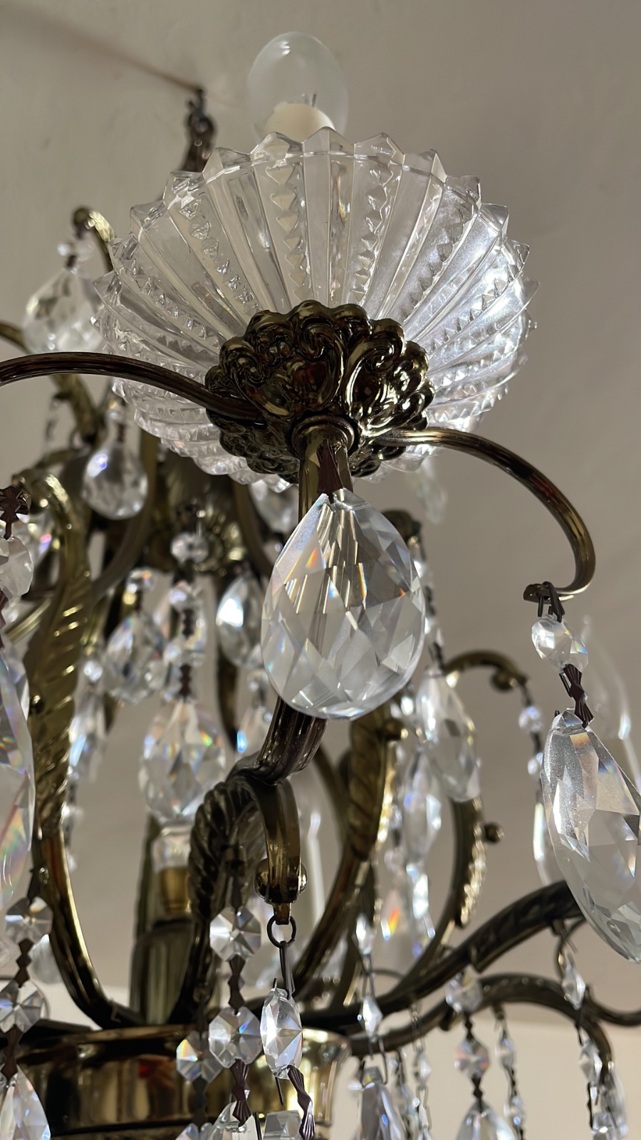 Lustre para 8 luzes de metal dourado e pingentes de cristal lapidado... - foto 4 de 8