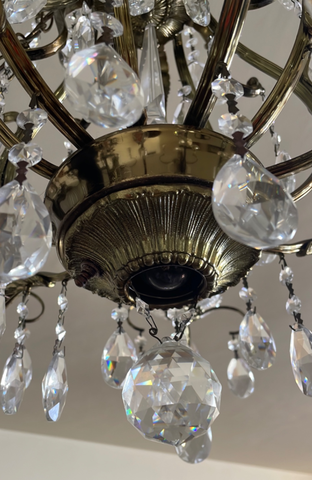 Lustre para 8 luzes de metal dourado e pingentes de cristal lapidado... - foto 5 de 8