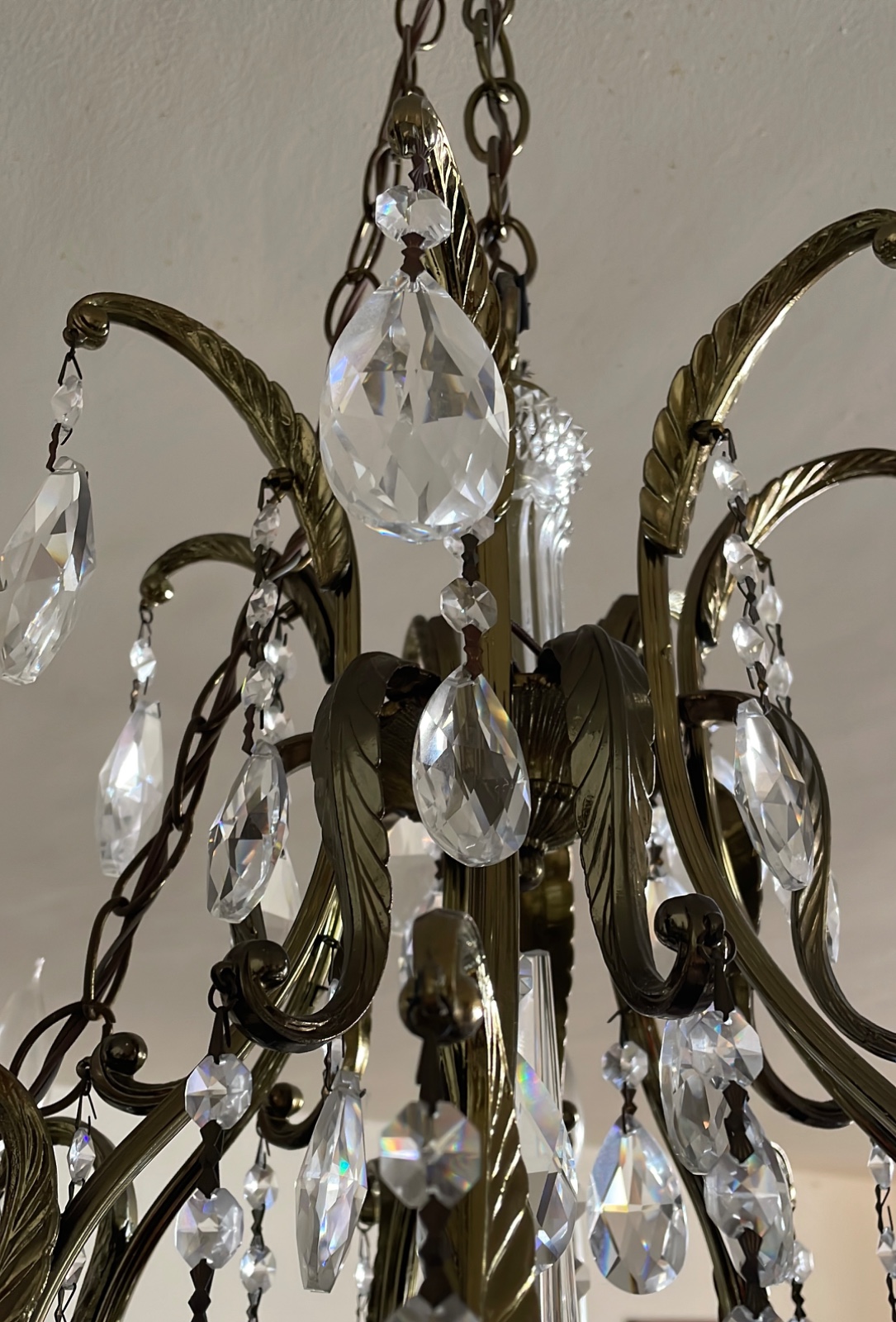 Lustre para 8 luzes de metal dourado e pingentes de cristal lapidado... - foto 6 de 8