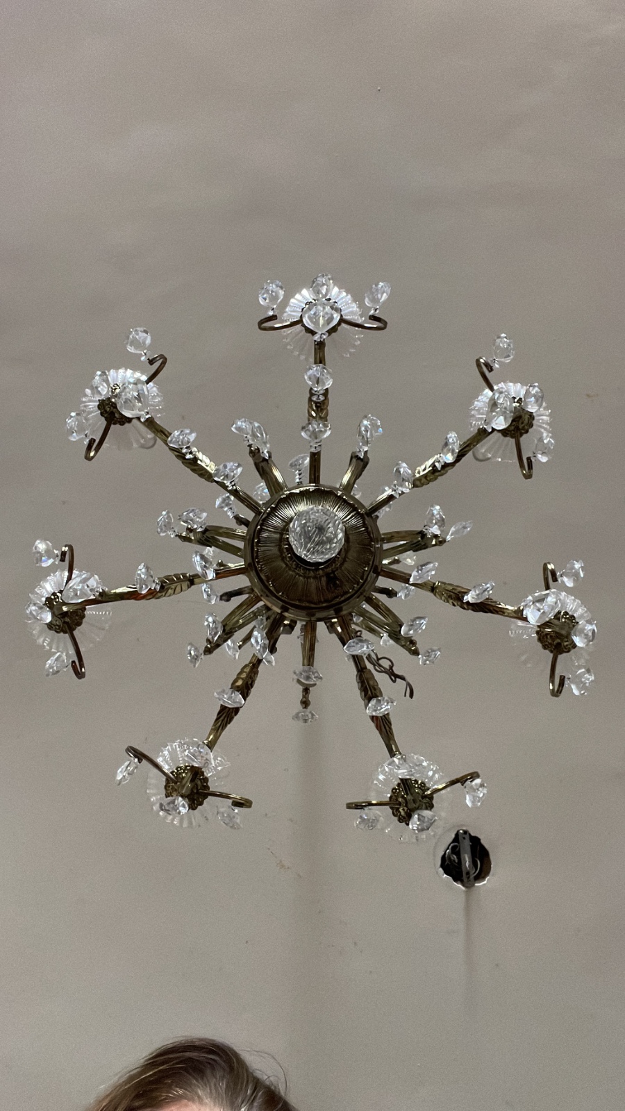 Lustre para 8 luzes de metal dourado e pingentes de cristal lapidado... - foto 7 de 8
