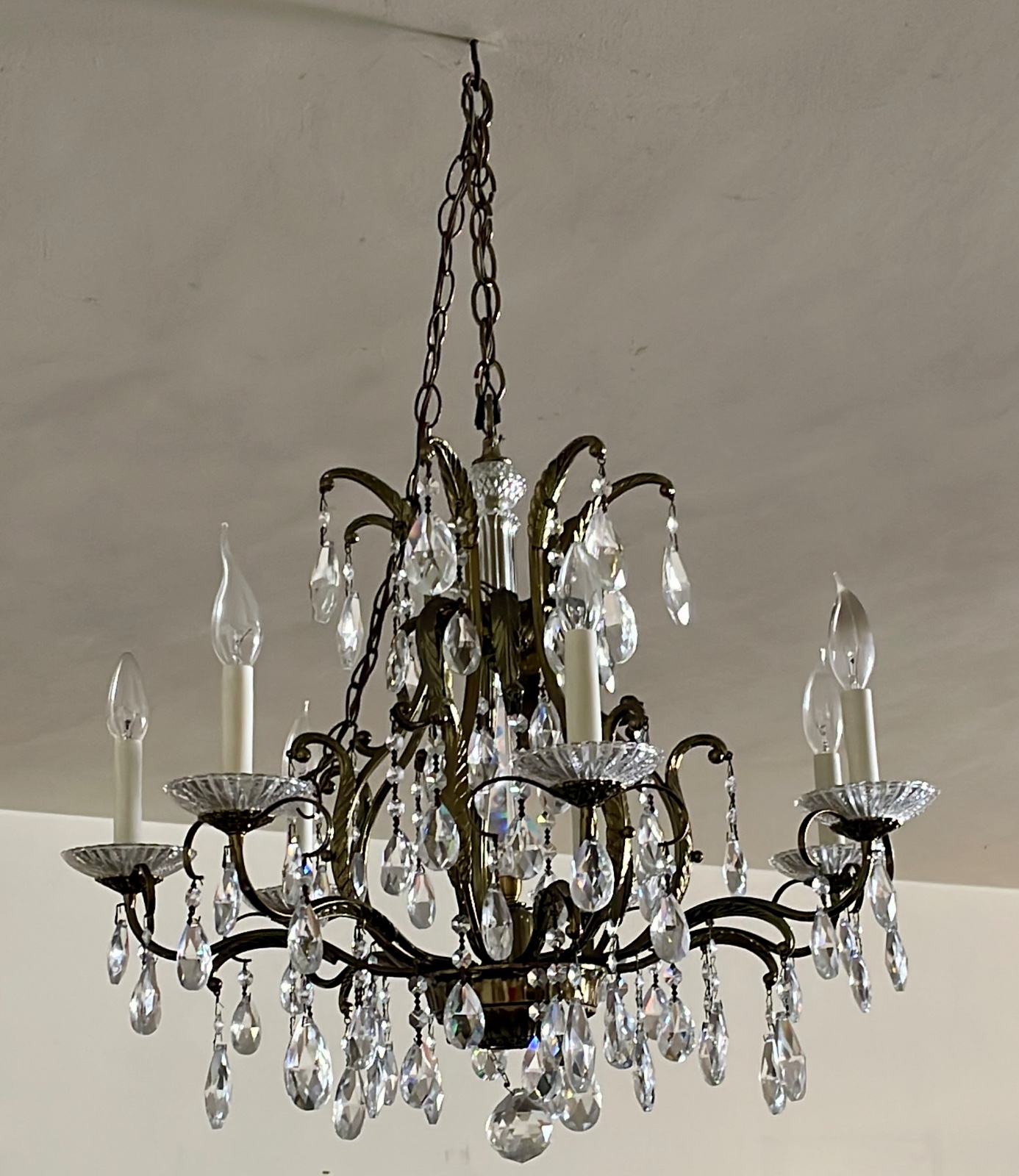 Lustre para 8 luzes de metal dourado e pingentes de cristal lapidado... - foto 2 de 8