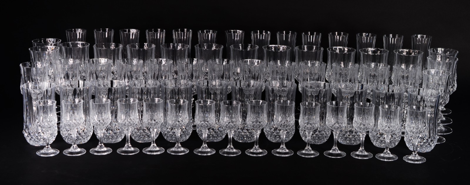 Serviço de cristal lapidado, composto de: 14 flutes para champagne... - foto 1 de 5