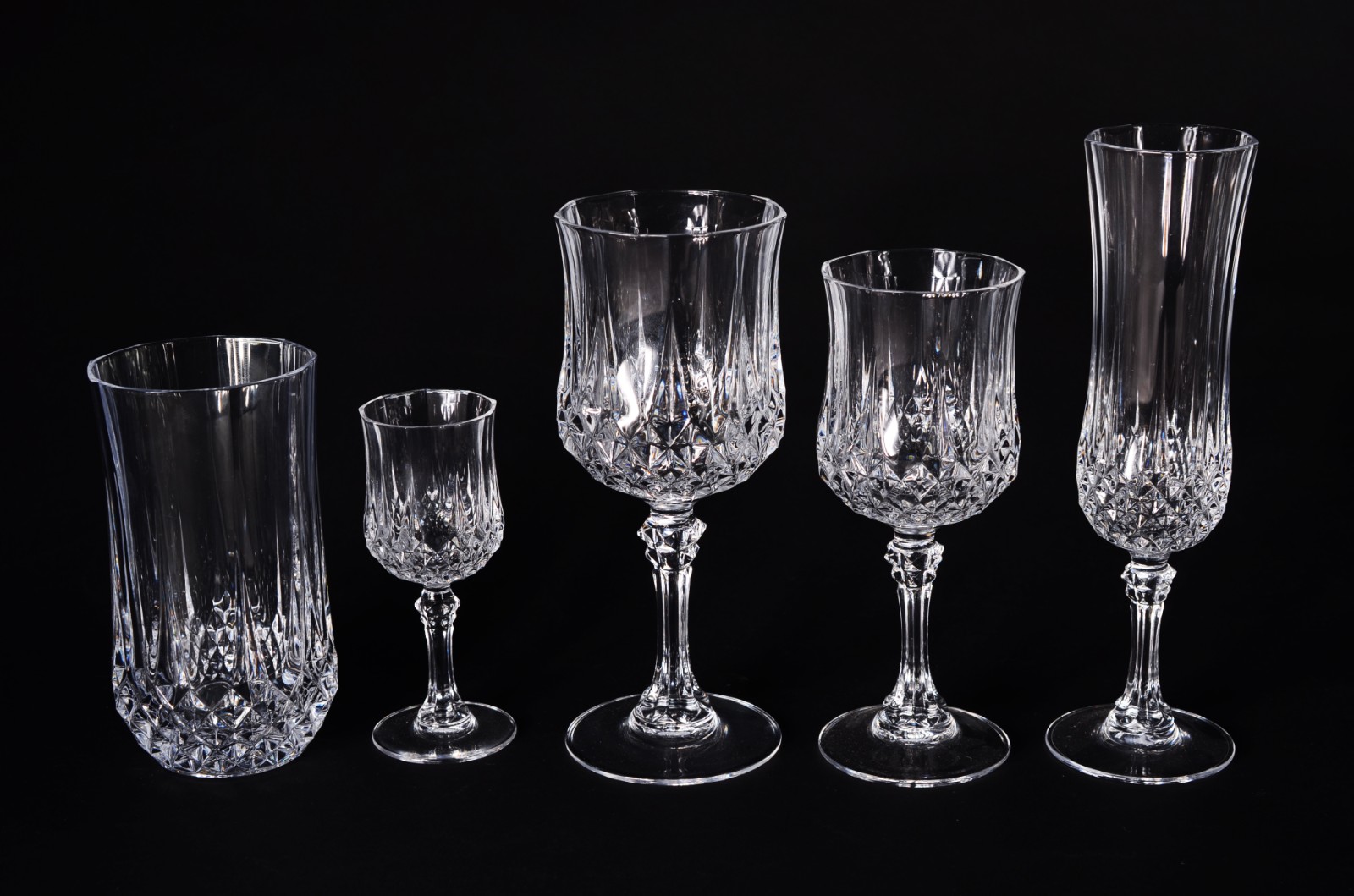 Serviço de cristal lapidado, composto de: 14 flutes para champagne... - foto 2 de 5