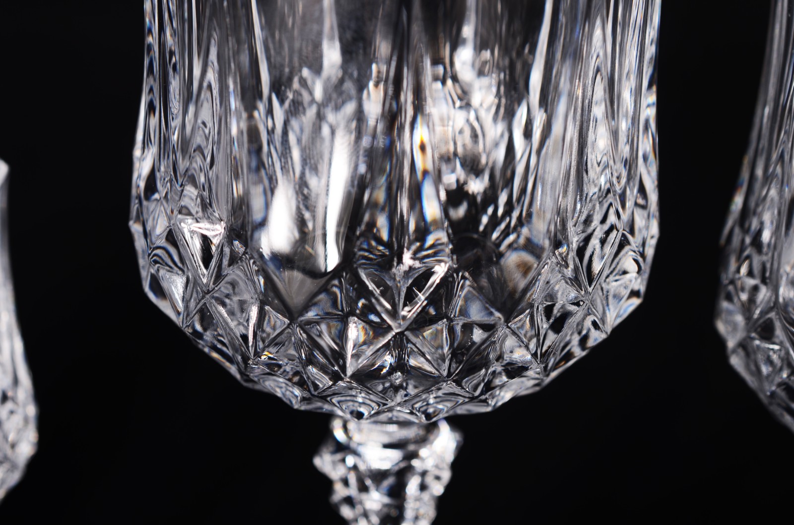 Serviço de cristal lapidado, composto de: 14 flutes para champagne... - foto 3 de 5