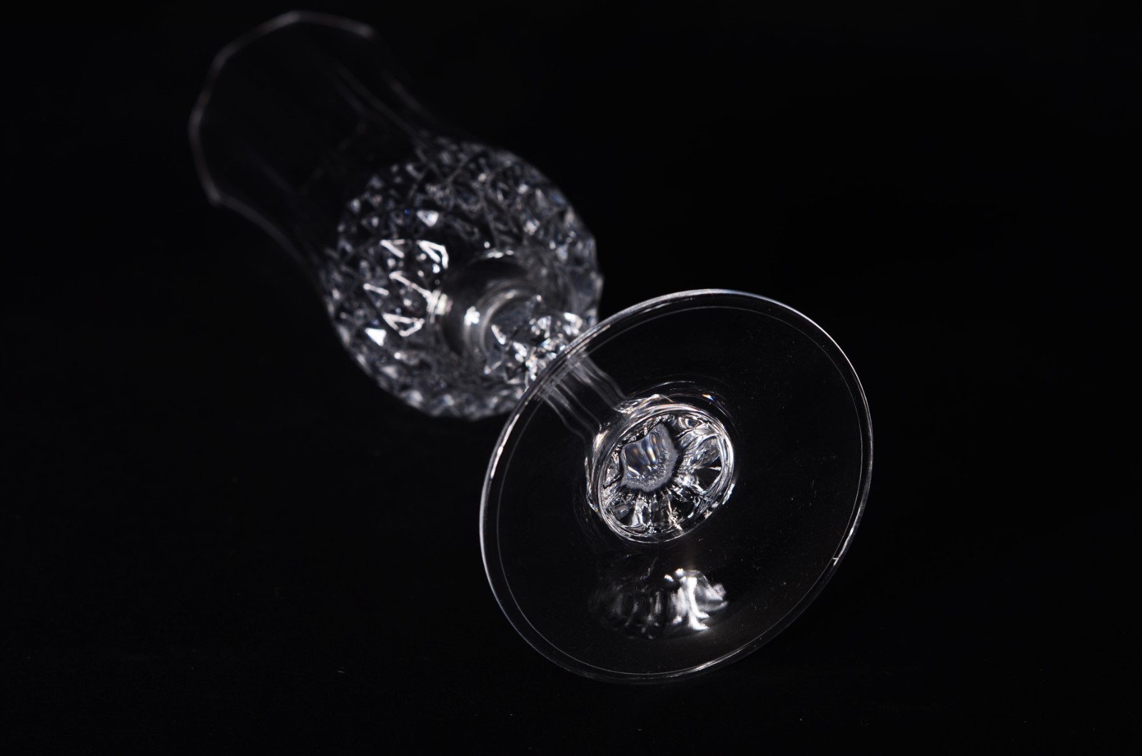 Serviço de cristal lapidado, composto de: 14 flutes para champagne... - foto 4 de 5