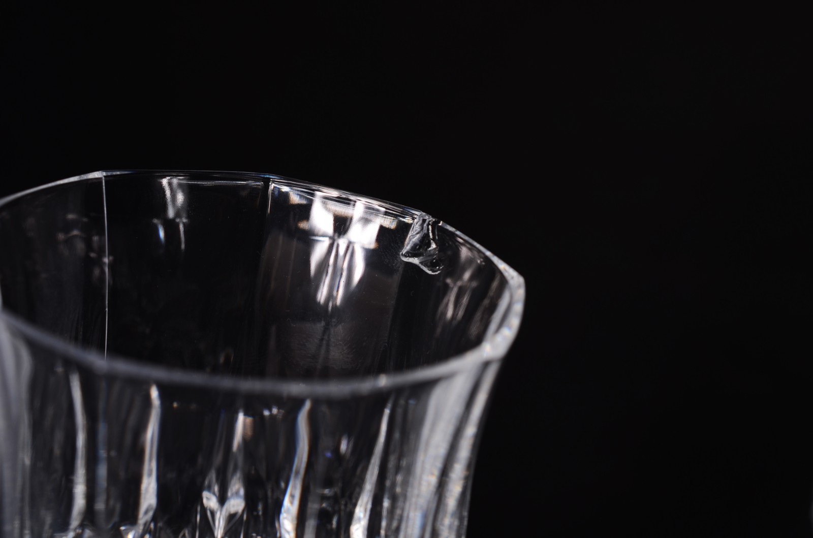 Serviço de cristal lapidado, composto de: 14 flutes para champagne... - foto 5 de 5