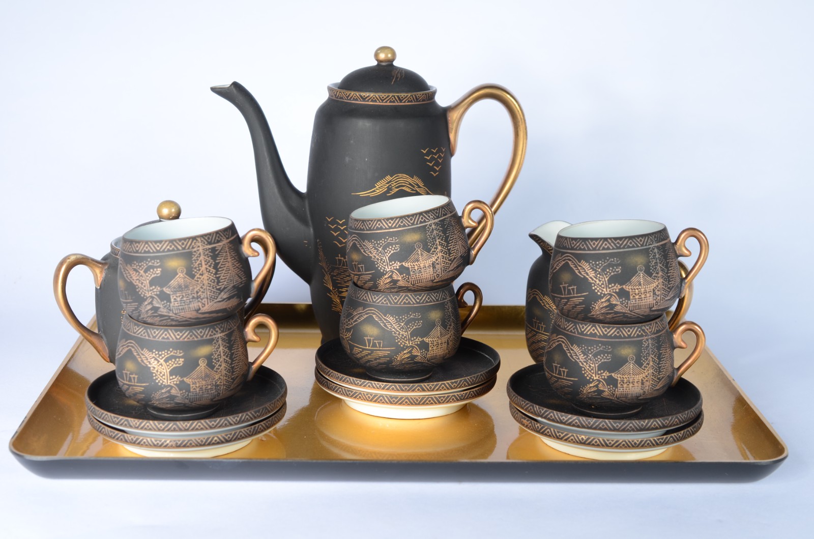 Pequeno serviço de café em fina porcelana "casca de ovo" japonesa... - foto 1 de 9