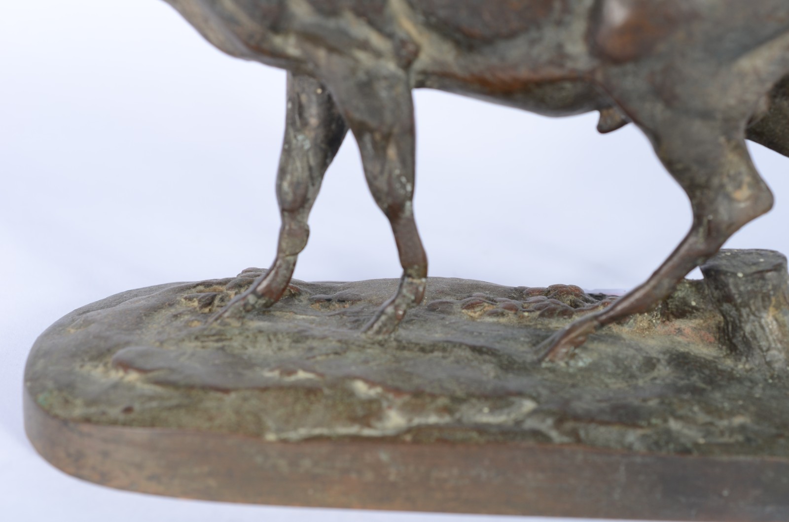 Escultura de bronze patinado representando alce, assinado. - foto 4 de 8