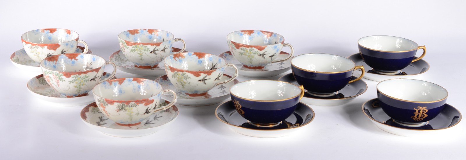 Dois conjuntos com xícaras de chá com pires, sendo 6 de porcelana... - foto 1 de 11
