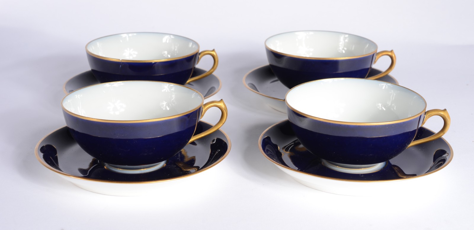 Dois conjuntos com xícaras de chá com pires, sendo 6 de porcelana... - foto 2 de 11