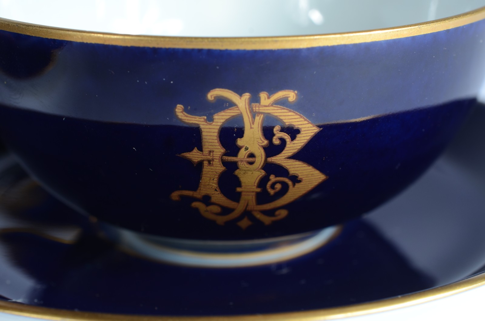 Dois conjuntos com xícaras de chá com pires, sendo 6 de porcelana... - foto 3 de 11
