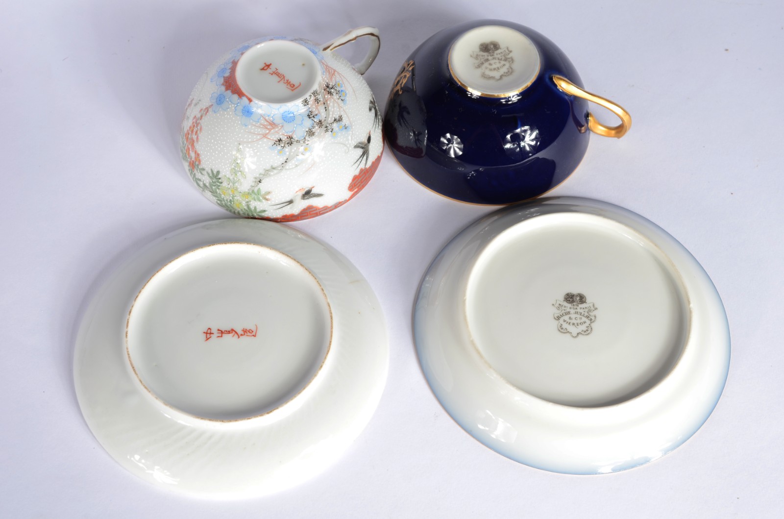 Dois conjuntos com xícaras de chá com pires, sendo 6 de porcelana... - foto 8 de 11