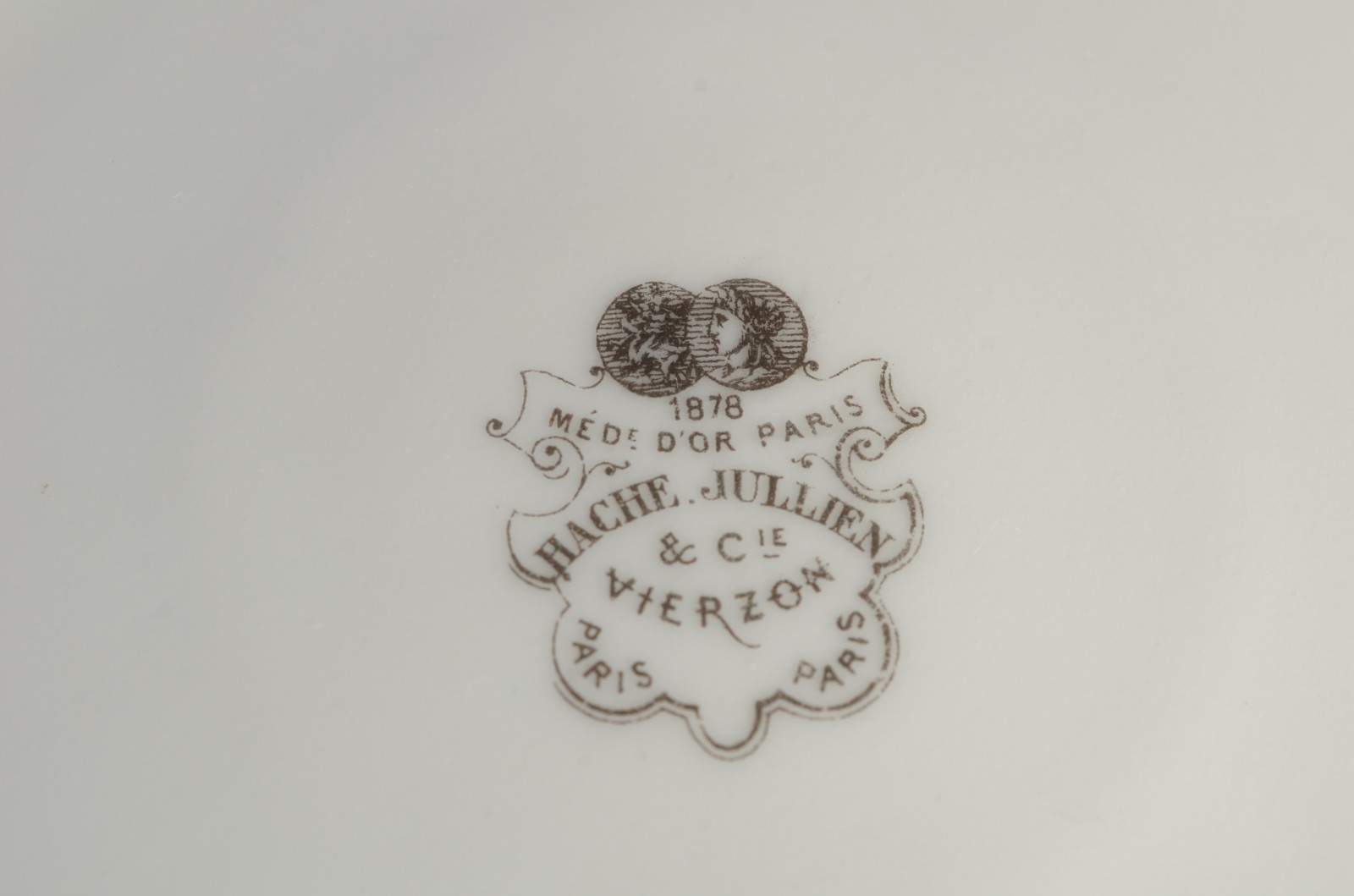Dois conjuntos com xícaras de chá com pires, sendo 6 de porcelana... - foto 9 de 11