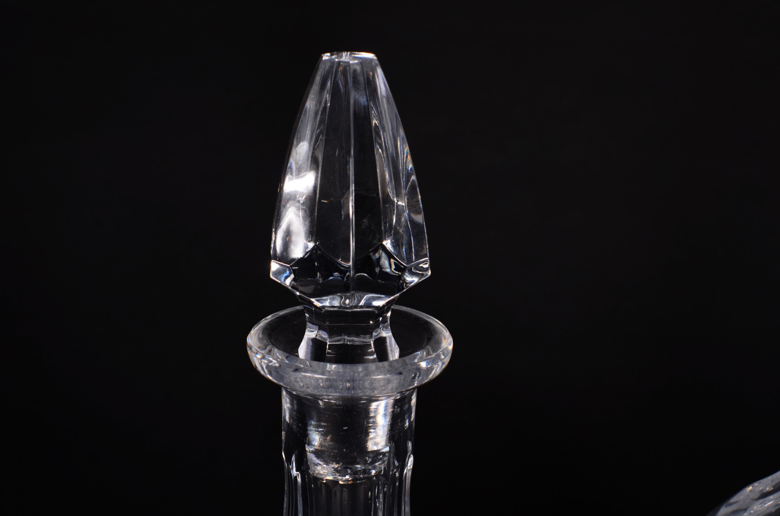 Duas garrafas de cristal europeu, diversos formatos e lapidações. - foto 2 de 10