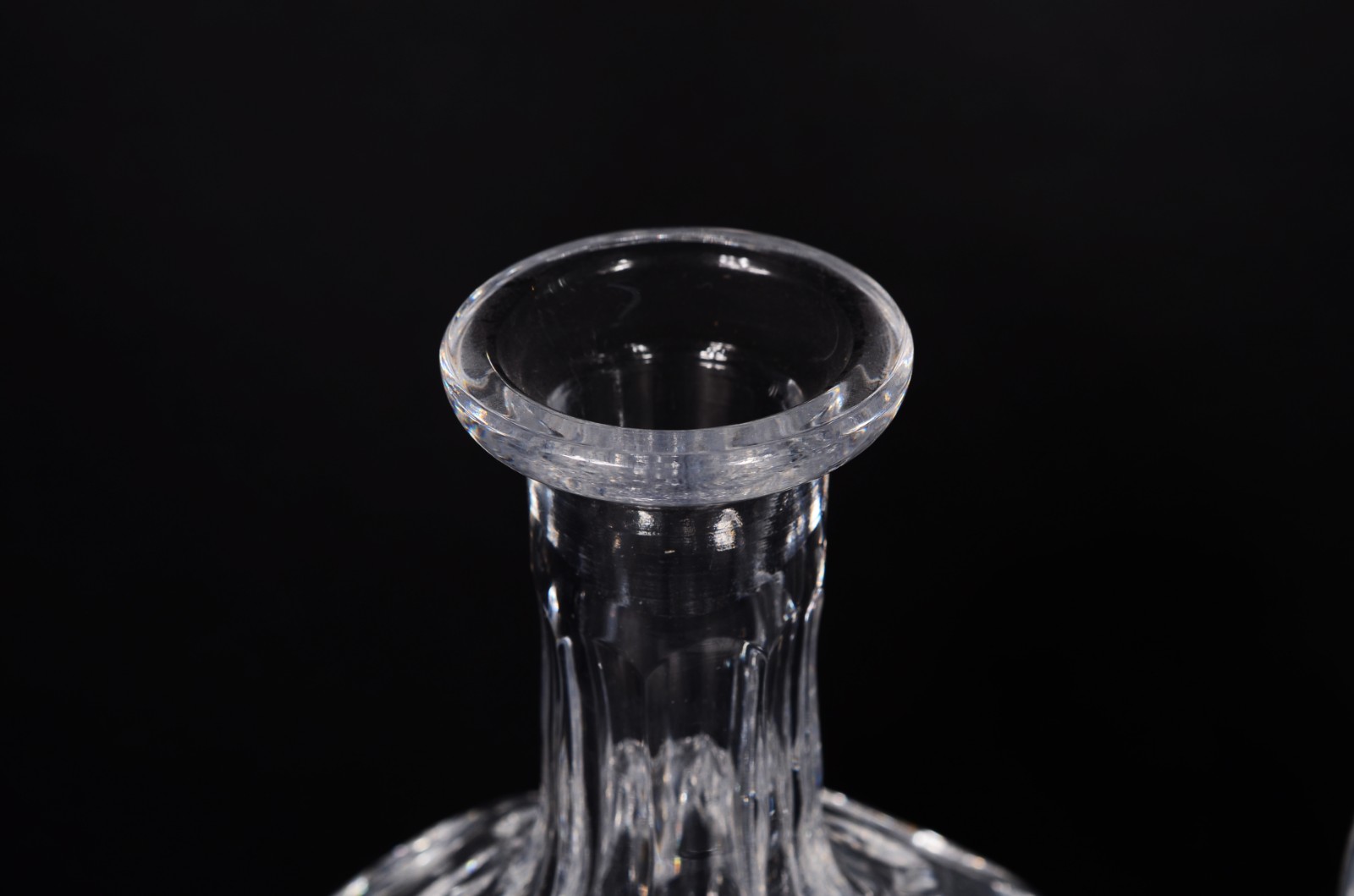 Duas garrafas de cristal europeu, diversos formatos e lapidações. - foto 10 de 10