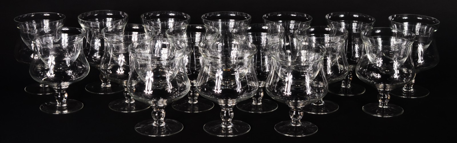 Conjunto com 16 taças de vidro para coquetel de camarão. - foto 1 de 4